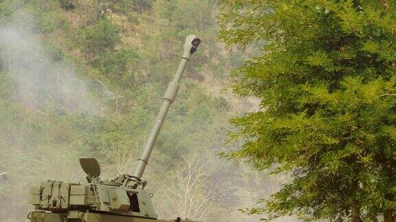 重型火炮射击装甲坦克