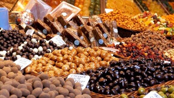 在LaBoqueria食品市场展示用巧克力釉制作的甜产品西班牙巴塞罗那