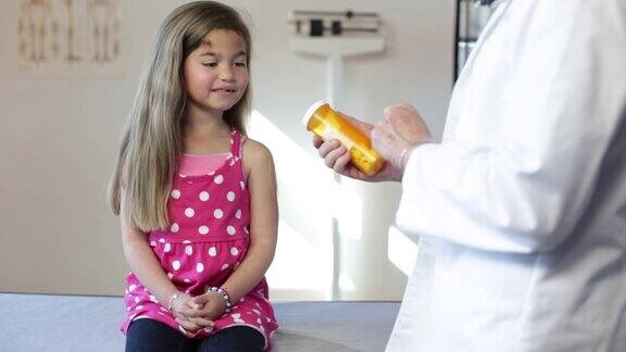 西班牙女孩的儿科医生就诊药物治疗