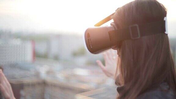 一个女人在屋顶上戴着虚拟现实眼镜