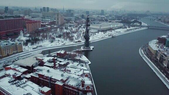 航拍的莫斯科景象纪念碑的俄罗斯沙皇彼得大帝(彼得一世)在莫斯科河的中心到处都是冬天和雪