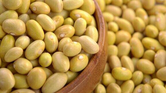原始的金丝雀(秘鲁)黄豆在乡村木碗干peruano豆类宏