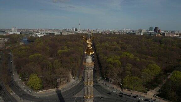 航拍:在美丽的阳光和柏林德国城市背景中的柏林胜利柱金像维多利亚近照