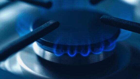 天然气厨房炊具打开和最近使用煤气炉上又蓝又热的火焰自制的烹饪概念圆形煤气灶燃烧准备使用天然气发炎关起来