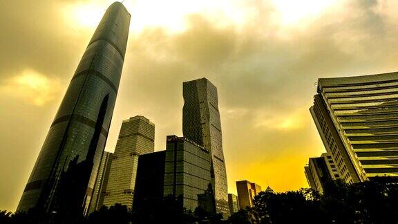 中国广州2014年11月28日:中国广州珠江新城广场上的现代摩天大楼