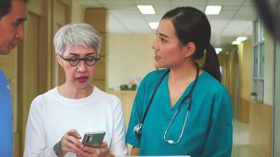 一段医生在医院与一名老年妇女谈话的4k视频