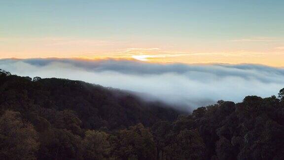 鸟瞰日出时云雾在山上移动