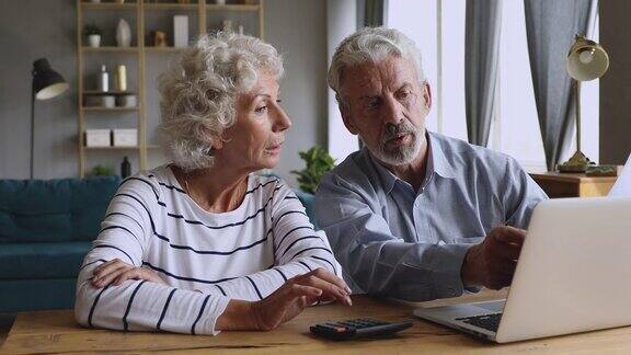 一对老年夫妇在网上计算国内账单