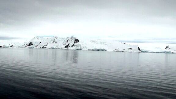 乔治国王岛是南设得兰群岛中最大的一个位于南极洲的南大洋-南极洲海岸线-南极半岛