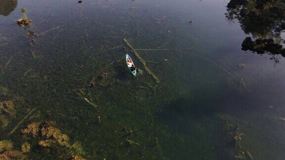 鸟瞰图圆形轨道在新鲜清澈的水泻湖单独皮划艇