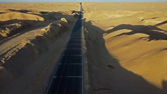 汽车在戈壁沙漠上行驶的实时鸟瞰图