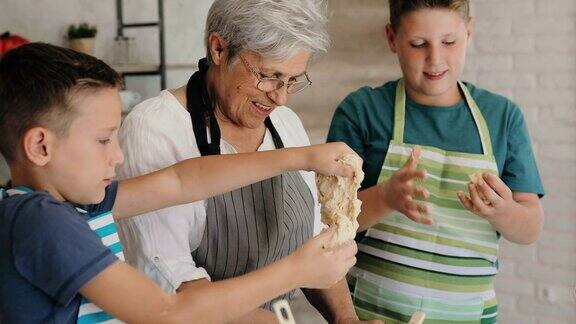和奶奶一起做饼干总是很有趣