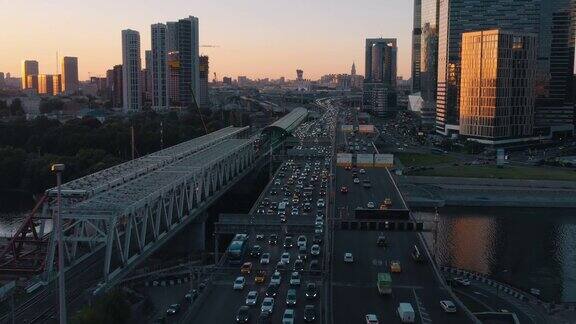 莫斯科商业中心附近的道路上车辆在夜间被无人机击中