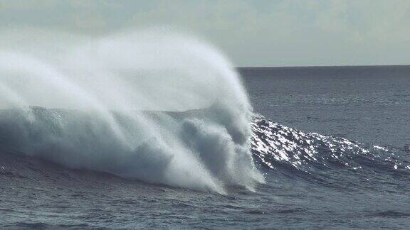 慢镜头特写:巨大的海浪撞击岩石海岸