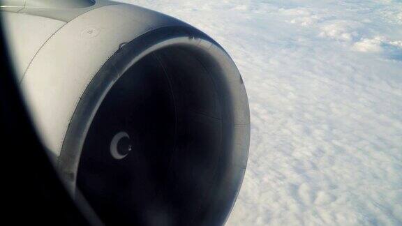 倾斜的飞机乘客窗口的飞机涡轮上方的云