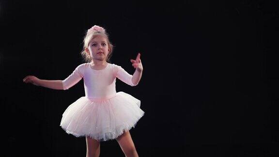 可爱的小女孩正在表演芭蕾舞慢镜头