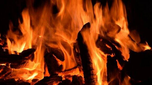 火焰火焰在黑色背景火焰火焰纹理的背景美丽火是燃烧火火焰与木材和牛粪篝火