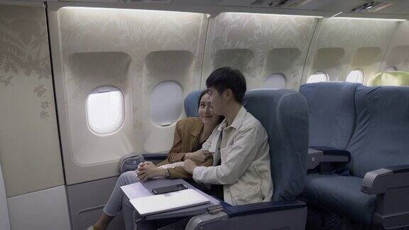 乘飞机旅行的亚洲夫妇游客