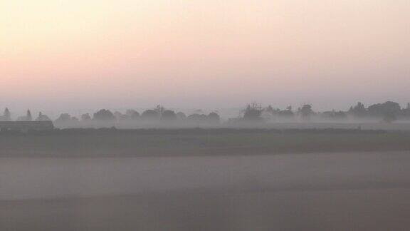 从火车窗口望出去的薄雾清晨
