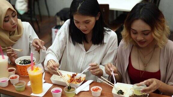 多民族女性在餐厅用餐
