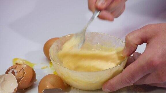 用慢动作将鸡蛋打入碗中加入面粉