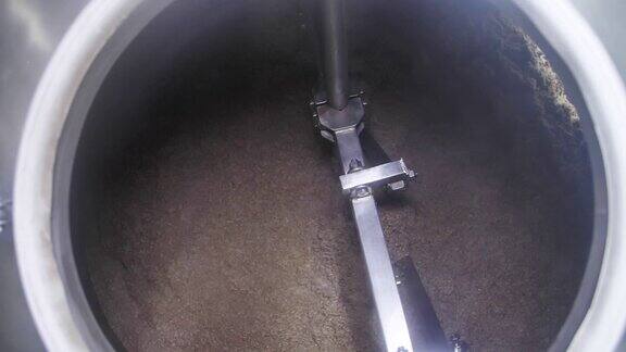 啤酒原料(大麦、小麦)在啤酒厂车间的大水槽中旋转