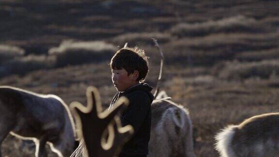在蒙古牧羊的男孩