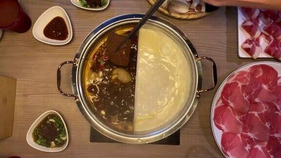 中国传统的铜锅火锅中国的牛肉火锅