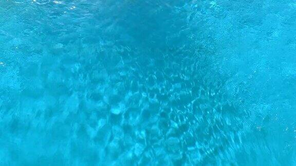 蓝色的水池里的水