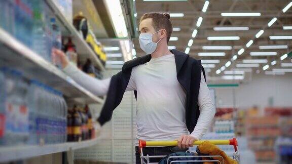 新冠肺炎疫情期间买家正在超市购物