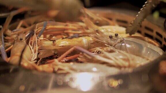 烤架上的海鲜虾