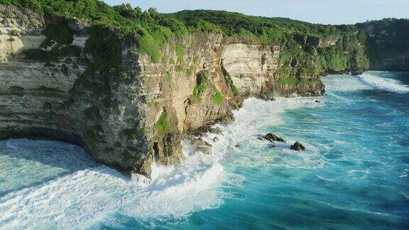 在巴厘岛的乌鲁瓦图有悬崖的海岸线和波涛汹涌的海洋受欢迎的地方和日落点