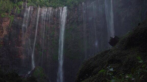 印度尼西亚东爪哇的TumpakSewu瀑布