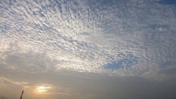 4K日出时天空中云的时间间隔天空背景早晨的天空是橙色的