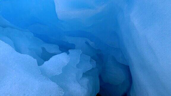 蓝色的冰川夹缝特写