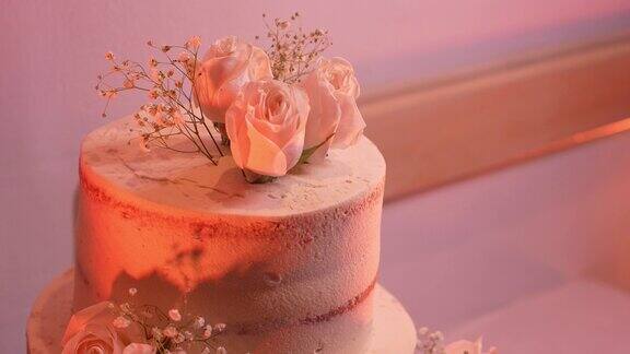 漂亮的白色婚礼蛋糕上面装饰着白玫瑰婚礼的细节