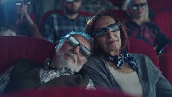 在电影院男人睡在女人的肩膀上