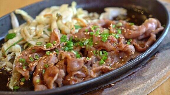 红烧猪肉在热锅里与卷心菜-日本料理风格