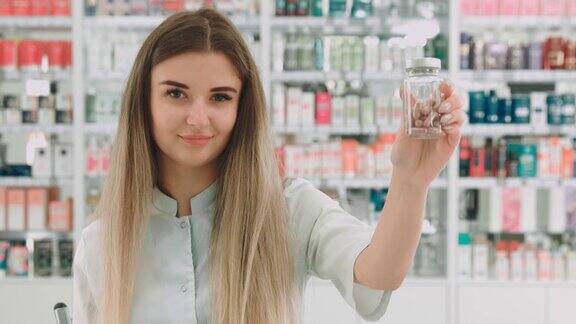 女药剂师为药瓶做广告
