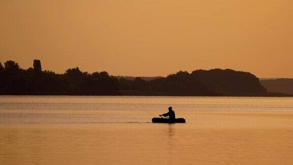 夕阳下的渔民在船上