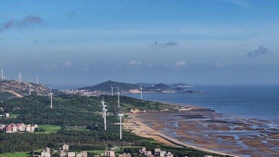 海滩上风力发电场的鸟瞰图