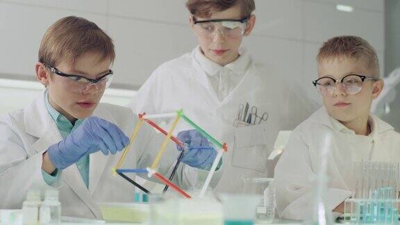 孩子们在实验室里做科学实验用肥皂泡液研究表面张力