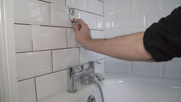雄灌浆新安装的浴室瓷砖