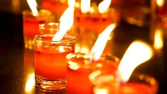 在佛教寺庙燃烧蜡烛的特写镜头生命之烛