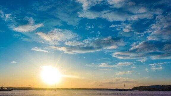 日落美丽的夏季景观与多云的天空和自然湖时间流逝