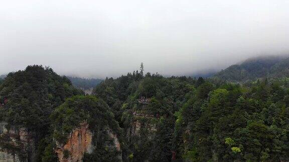 美丽的鸟瞰图飞行无人机十英里自然画廊在一个雨天在张家界武陵源国家森林公园中国湖南