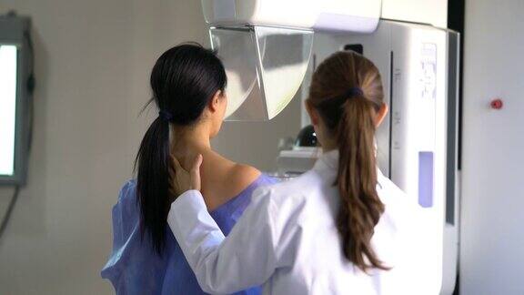 友善的医生正在给一位女性病人做乳房x光检查