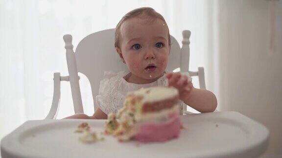 第一个女孩坐在椅子上的生日蛋糕