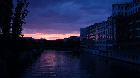 美丽多彩的日落时分的河边城市