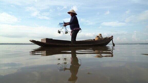 渔民正在用渔网捕鱼